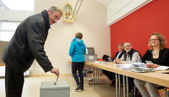 Merkel retrocede ante el auge de los partidos racistas