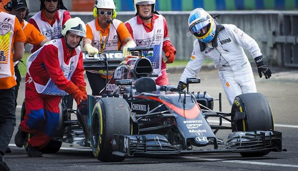Alonso, tras empujar su monoplaza: 