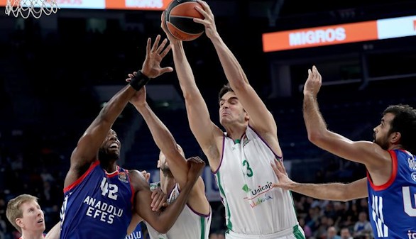Euroliga. El Unicaja aprovecha su visita al colista para el primer triunfo a domicilio |74-79