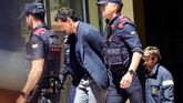 Jonathan Andic, esposado y escoltado por agentes de los Mossos d'Esquadra