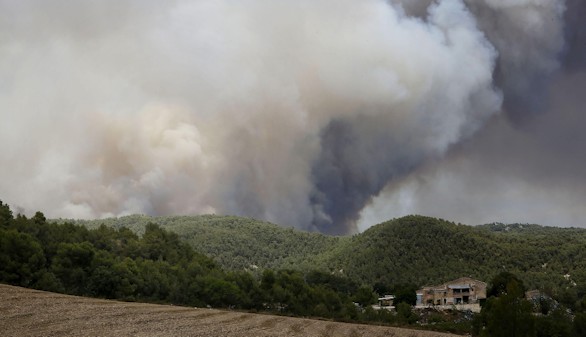 La niebla complica la extinción del incendio en la comarca de Anoia