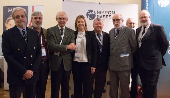 De izquierda a derecha, Dr. Alessandro Marroni, Cofundador y Vicepresidente del European Committe for Hyperbaric Medicine (ECHM) en Italia, Dr. José María Inoriza, Hospital de Palamós en Girona, Dr. Emilio Salas, Médico especialista en Medicina Hiperbárica en San Fernando, Cádiz, Eva María Sanz, Presidenta de la ASEMHS, Dr. José Antonio Viqueira, Jefe de Servicio de Medicina Hiperbárica del Hospital de la Caridad en Cartagena (Murcia), Dr. Jordi Desola, Cofundador y Miembro del Comité Ejecutico del ECHM en Barcelona, Miguel Brinquis, Experto en OHB del Hospital Gómez Ulla y Dr. Manuel Salvador, Jefe de Medicina Hiperbárica del Hospital General de Castellón.