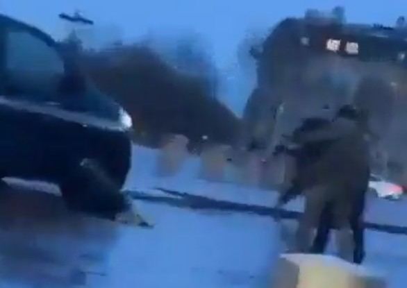 Abatido un hombre que intentaba apuñalar a varios gendarmes en el Arco del Triunfo de París