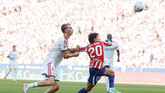 LaLiga. El Atlético gana el derbi más polémico que se recuerda y hace saltar las alarmas en el Bernabéu