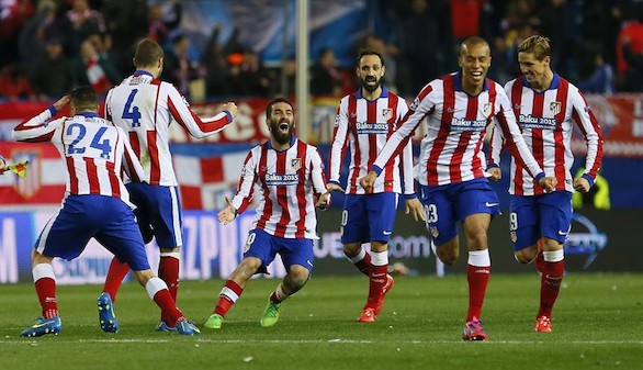 El Atlético se deja el alma y la pelota para seguir en Liga de Campeones