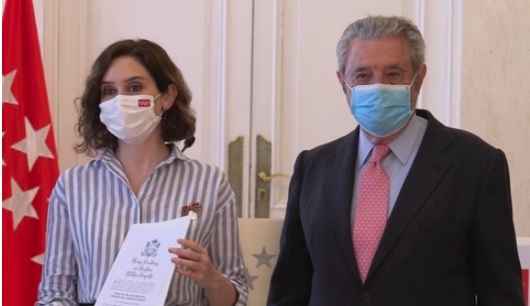 Ayuso recibe la Medalla Conmemorativa del 1300 Aniversario de la Batalla de Covadonga