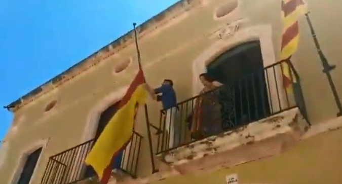 Un alcalde de ERC retira la bandera de España de su ayuntamiento