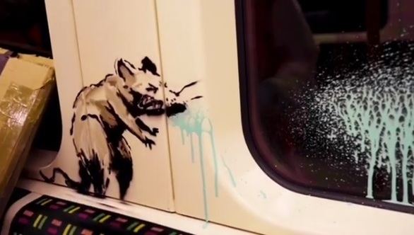 Ratas con mascarilla y gel: la última acción de Banksy en el metro de Londres