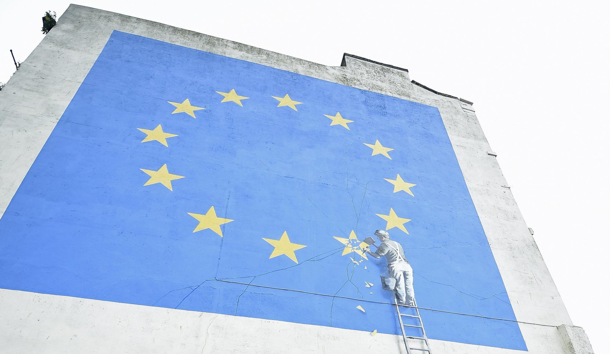 El artista urbano Banksy pinta su primer mural sobre el brexit