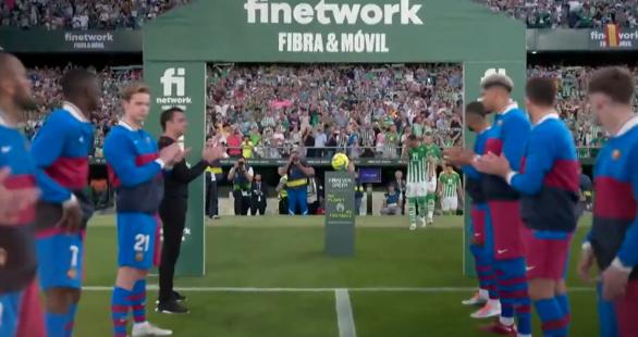 El Barcelona exhibe deportividad y hace el pasillo al campeón de Copa