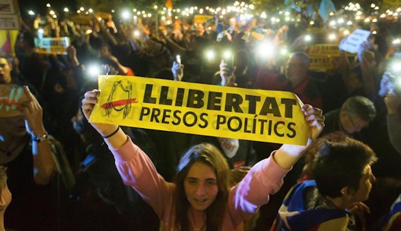 Miles de personas claman frente al Parlament por la liberación de los 