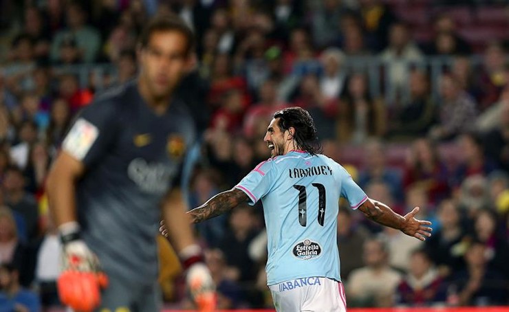 Larrivey, Sergio y los palos dejan al Barcelona sin liderato (0-1)