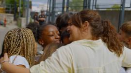 Esperanza abraza a sus alumnos en el último capítulo de 'Barrio Esperanza'.