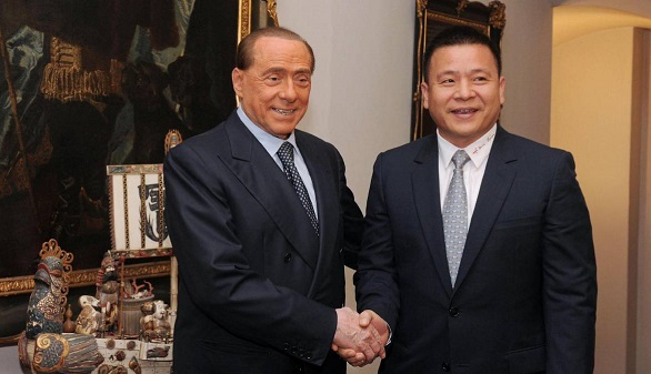 ¿Está sin un duro el dueño chino del Milan que eligió Berlusconi como su relevo?