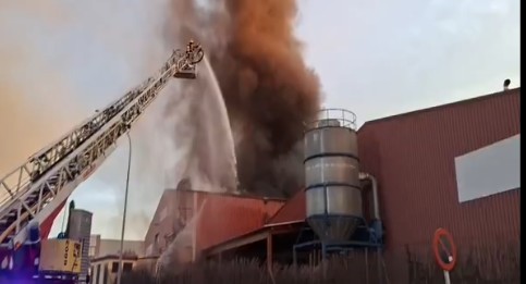 Espectacular incendio en una nave industrial en Caldes de Montbui (Barcelona)