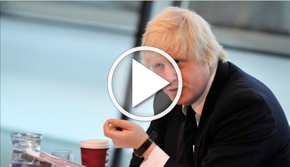 Mofas y guiños a Trump, el plan de Boris para ayudar a su 'jefa'