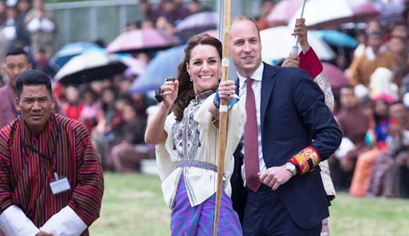 Guillermo y Catalina de Cambridge se apuntan al tiro con arco en Bután