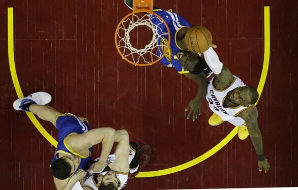 Finales NBA. LeBron e Irving mantienen viva la final con 71 puntos