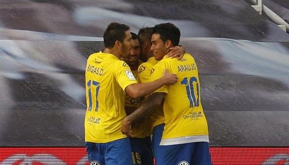 Las Palmas rescata un punto tras remontar con diez al Celta