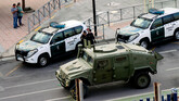Efectivos de la Guardia Civil y el Ejército en las inmediaciones de la frontera de El Tarajal, en Ceuta