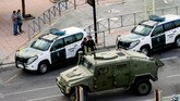 Efectivos de la Guardia Civil y el Ejército en las inmediaciones de la frontera de El Tarajal, en Ceuta