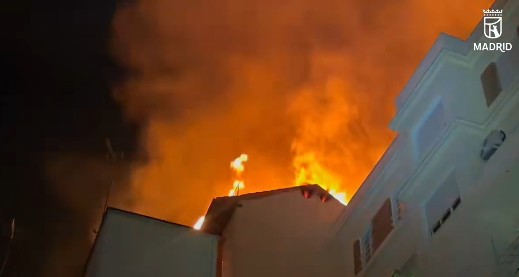 Colapsa la cubierta de un edificio de viviendas en Chamberí por un incendio