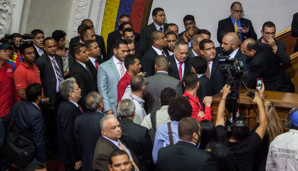 Los chavistas abandonan el Parlamento denunciando una 