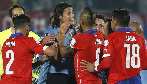 Copa América: La tragedia paternal de Cavani diluye la exhibición defensiva uruguaya y Chile pasó
