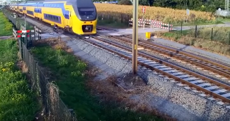 Un ciclista se salva por los pelos de ser arrollado por un tren