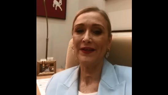 Cifuentes graba un vídeo en su despacho de Sol: 