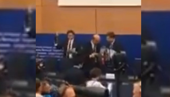 Un eurodiputado pisa con su zapato 'made in Italy' las "mentiras" de Moscovici