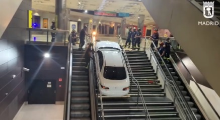 Un conductor irrumpe en el interior del intercambiador de Plaza Elíptica y se queda encajado en las escaleras