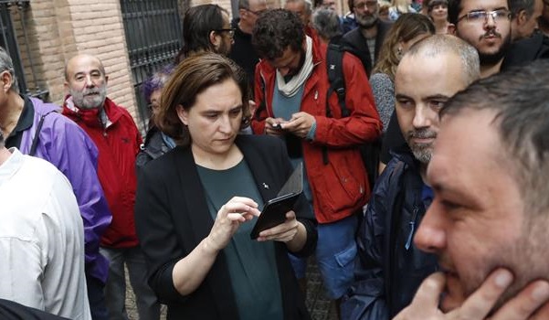 Colau y Puigdemont atacan al Gobierno por la actuación policial