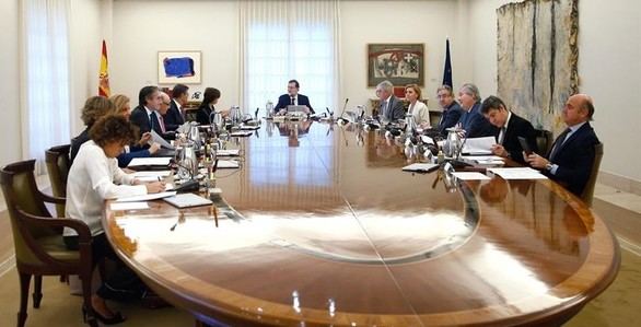 El Gobierno prepara las medidas para responder al chantaje de Puigdemont