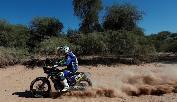 Dakar. Loeb y Price toman el mando de coches y motos
