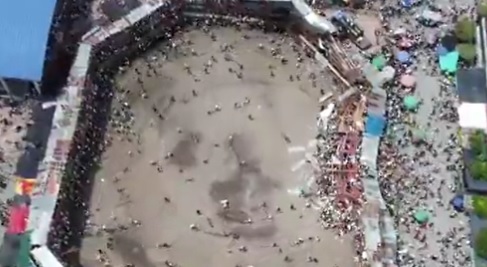 Así fue el momento en el que se derrumba la grada de una plaza de toros en Colombia