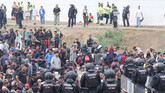 La Policía Nacional desaloja a 1.100 inmigrantes de la playa del Trampolín