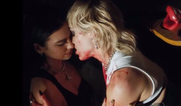 Sangre, arrumacos y desfase en el nuevo videoclip de Miley Cyrus y Dua Lipa