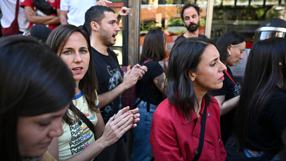 Irene Montero esgrime su condición de eurodiputada en el desahucio de Maricarmen y un policía le contesta: "Eres una ciudadana como el resto"
