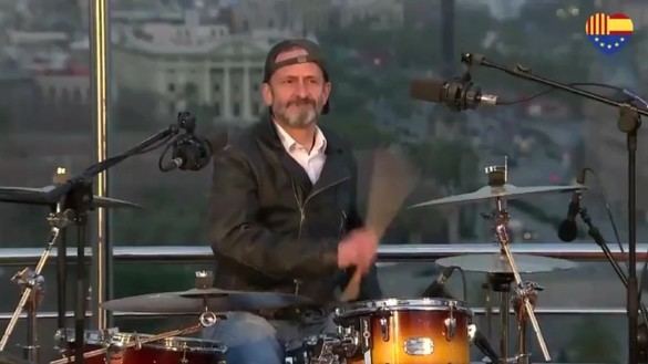 Edmundo Bal hace campaña en Cataluña tocando la batería en un grupo de rock