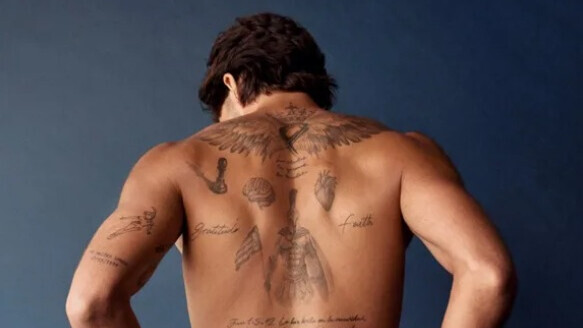 Ferrán Torres protagoniza una campaña de ropa interior y deja sus tatuajes al descubierto