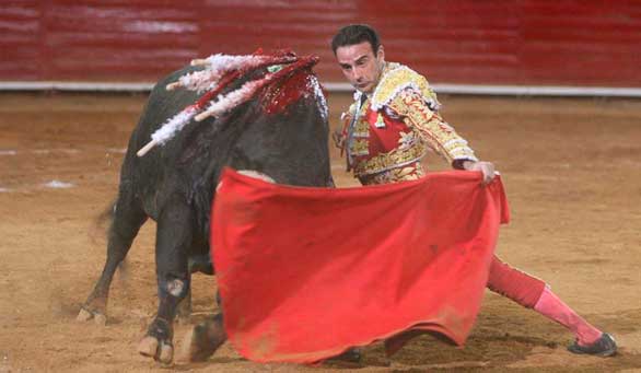 El toro en México. En volandas los españoles