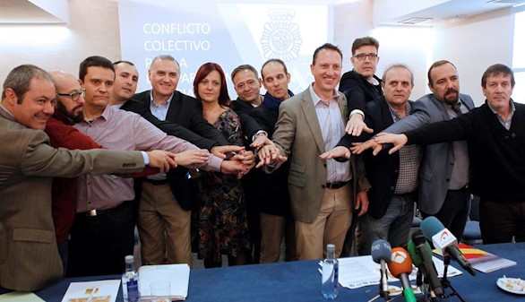 Zoido asegura que la equiparación salarial comenzará el año que viene