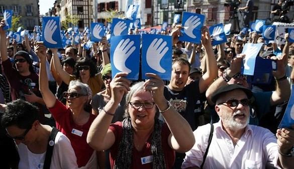 La entrega de las armas se convierte en un homenaje a Eta