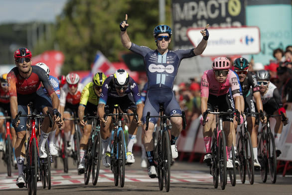 Vuelta a España. Alberto Dainese se impone en Íscar y Kuss sigue líder