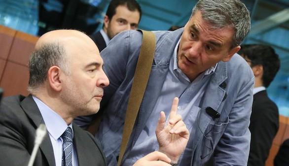 El comisario de Asuntos Económicos, Pierre Moscovici (i) conversa con el ministro giego de Finanzas, Euclides Tsakalotos (d) durante la reunión del Eurogrupo celebrada en Bruselas, Bélgica hoy, 24 de mayo de 2016 para la primera revisión del tercer rescate a Grecia y avanzar hacia el alivio de la deuda helena. EFE/Olivier Hoslet