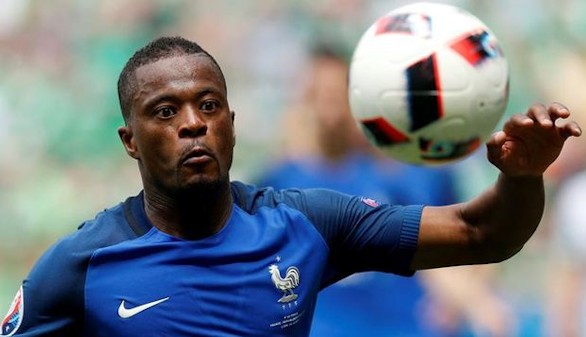 El Marsella despide a Evra tras su sanción por patear a un aficionado