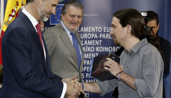 Pablo Iglesias regala al Rey unos DVD de 'Juego de Tronos'