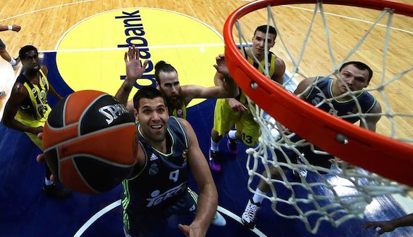 El Madrid cae desde el triple y el Fenerbahce se pone 1-0 | 75-69