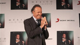 Julio Iglesias.